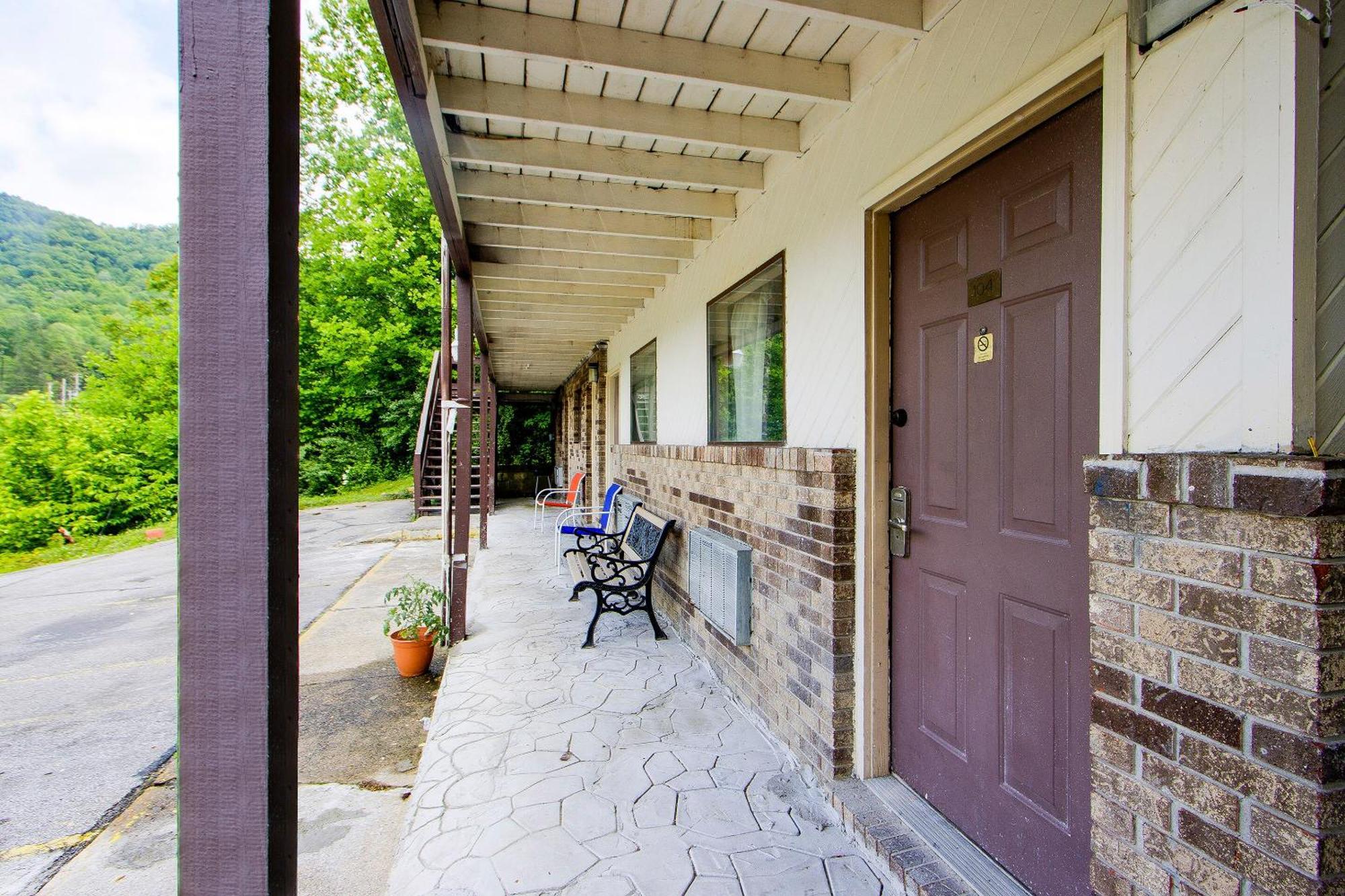 Oyo Hotel Chapmanville Inn, Wv - Hwy 119 エクステリア 写真