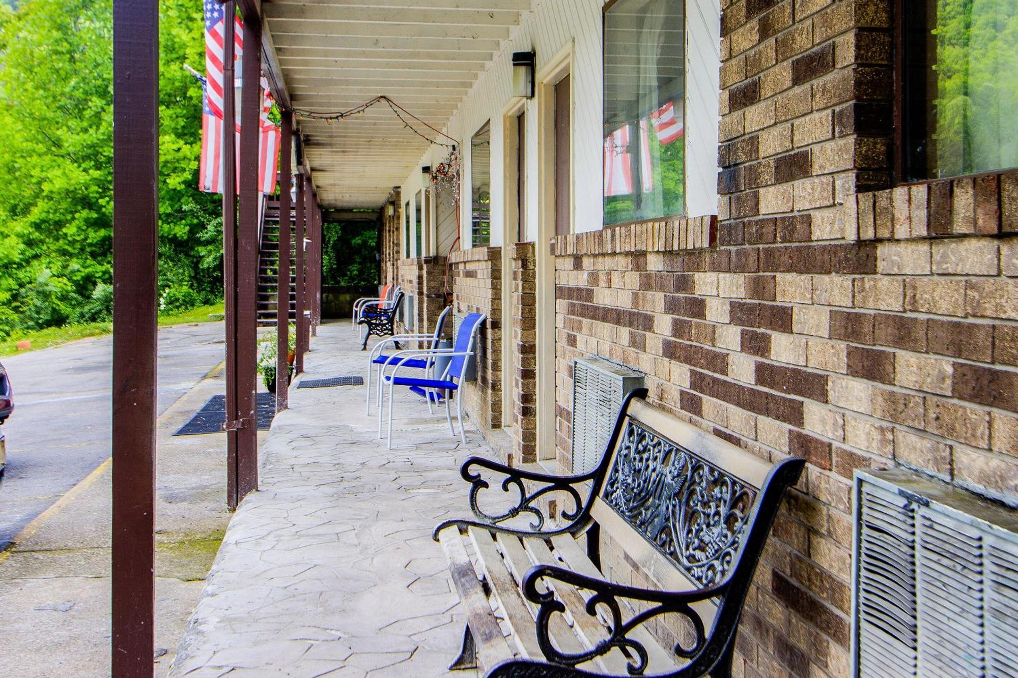 Oyo Hotel Chapmanville Inn, Wv - Hwy 119 エクステリア 写真